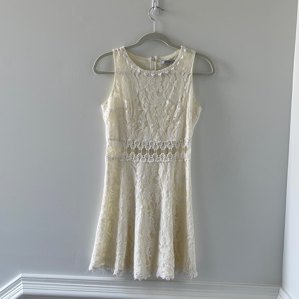 Cute white/cream dress with open design mid-drift